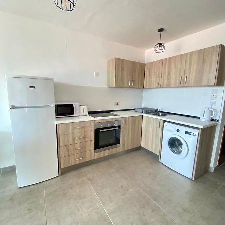 F1 2 St Julians, Private Room, Bathroom & Living Shared Сент Джулианс Экстерьер фото